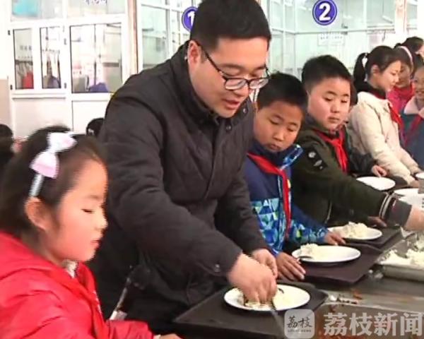 媒體的力量，校長與孩子共享餐桌平等，共筑和諧校園