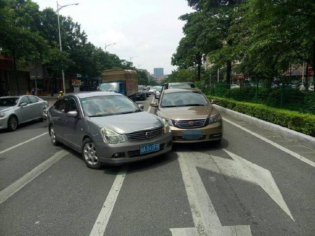 小車超車道違停引發(fā)四車追尾事件深度剖析及反思