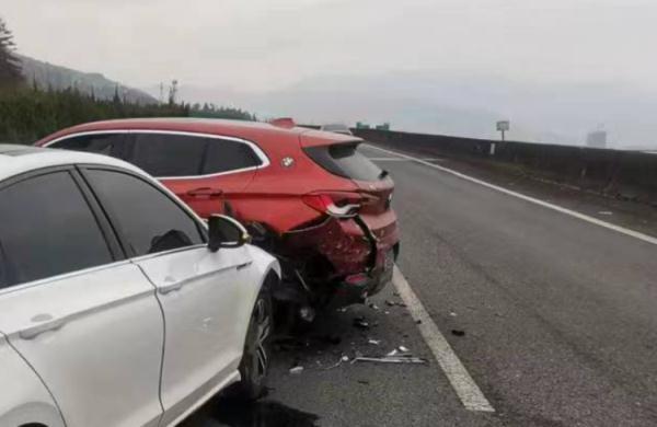 小車超車道違停引發(fā)四車追尾事故深度解析及警示提醒